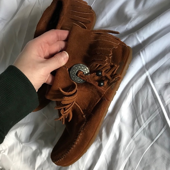 Minnetonka Concho Feather Moccasin Boot 522 - Picture 7 of 11
